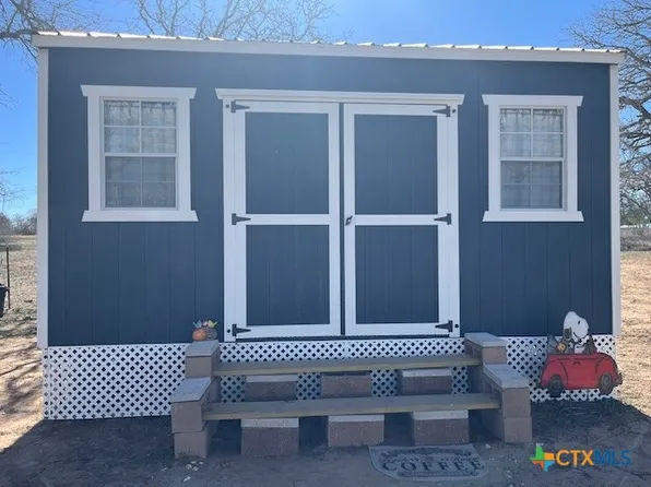 3086 County Road 442, Stockdale, TX 78160