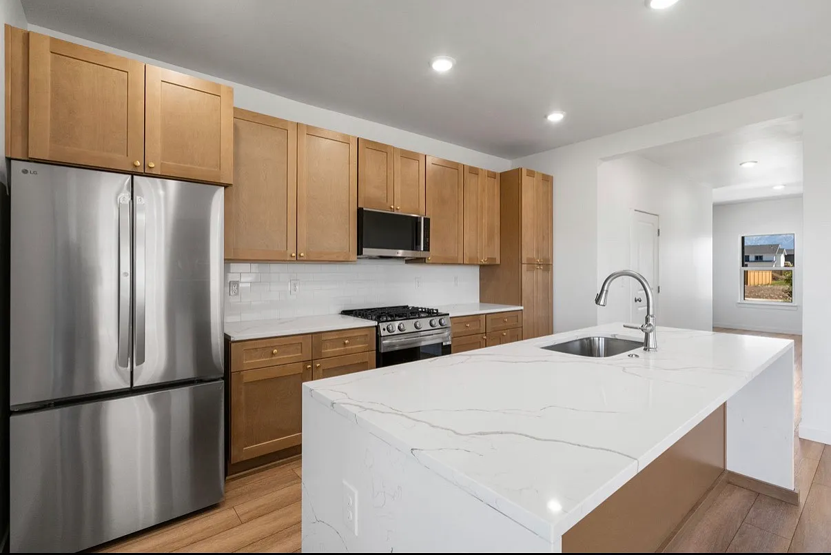 4 bed, 2.5 bath, 2250 sqft, $4,095 — Photo 2
