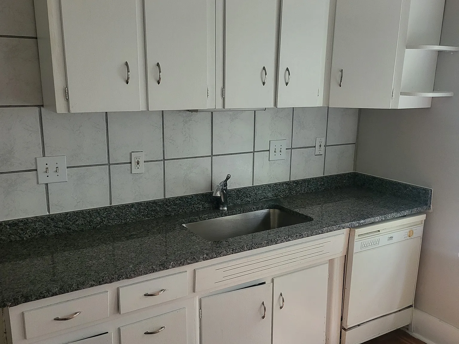 3 bed, 1.0 bath, 1308 sqft, $1,325 — Photo 3