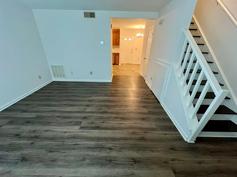 602 Picadilly Sq — Photo 4