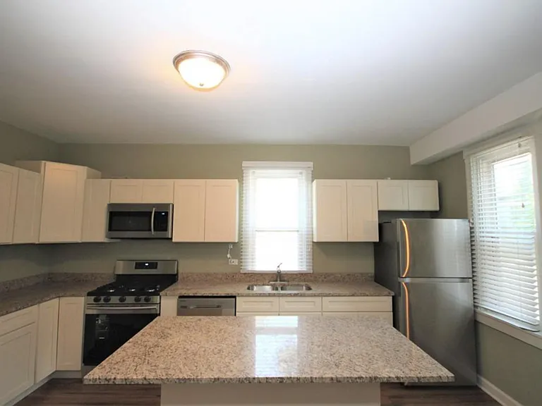 2115 W Wellington Ave #2R — Photo 1
