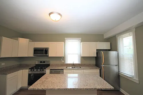 2115 W Wellington Ave #2R Photo 1 2115 W Wellington Ave #2R Photo 1