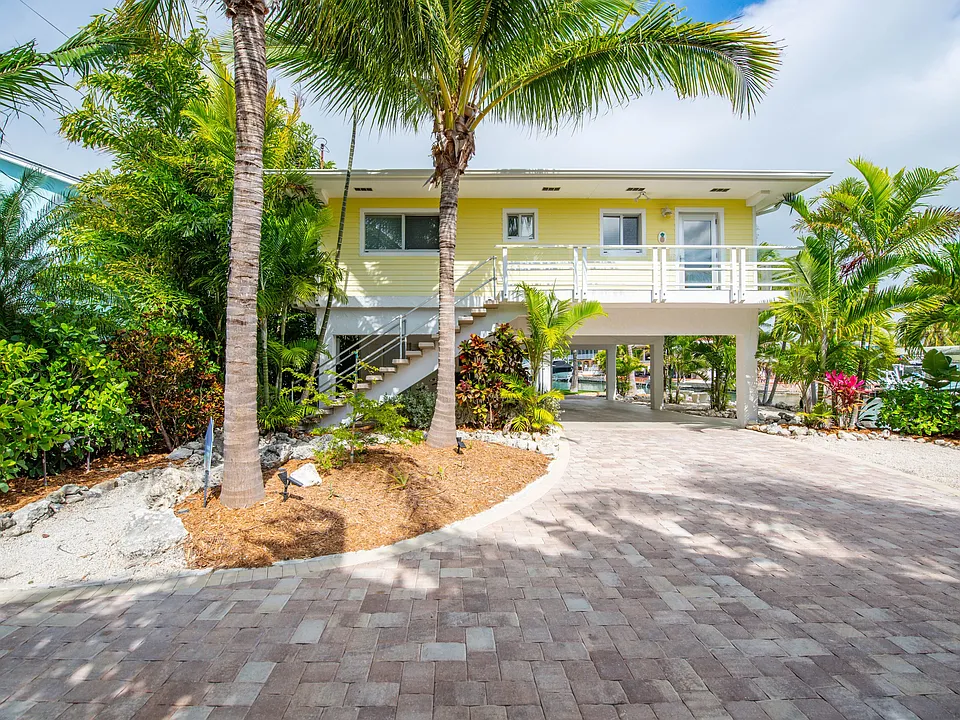 827 Bay Dr
