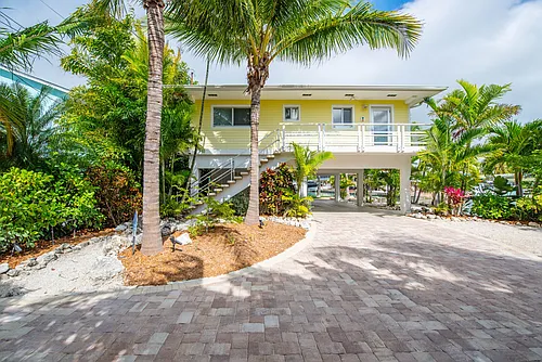 827 Bay Dr Photo 1