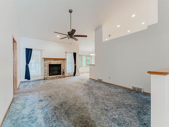 3rd image of 465 W Packer Ave