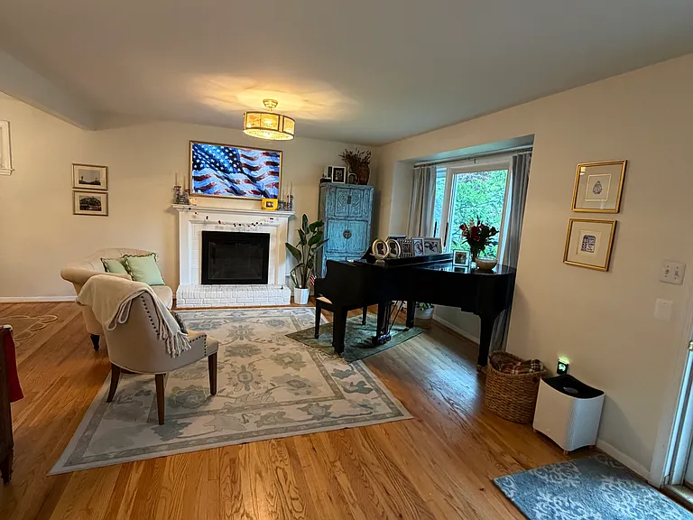 877 Patrick Henry Dr — Photo 3