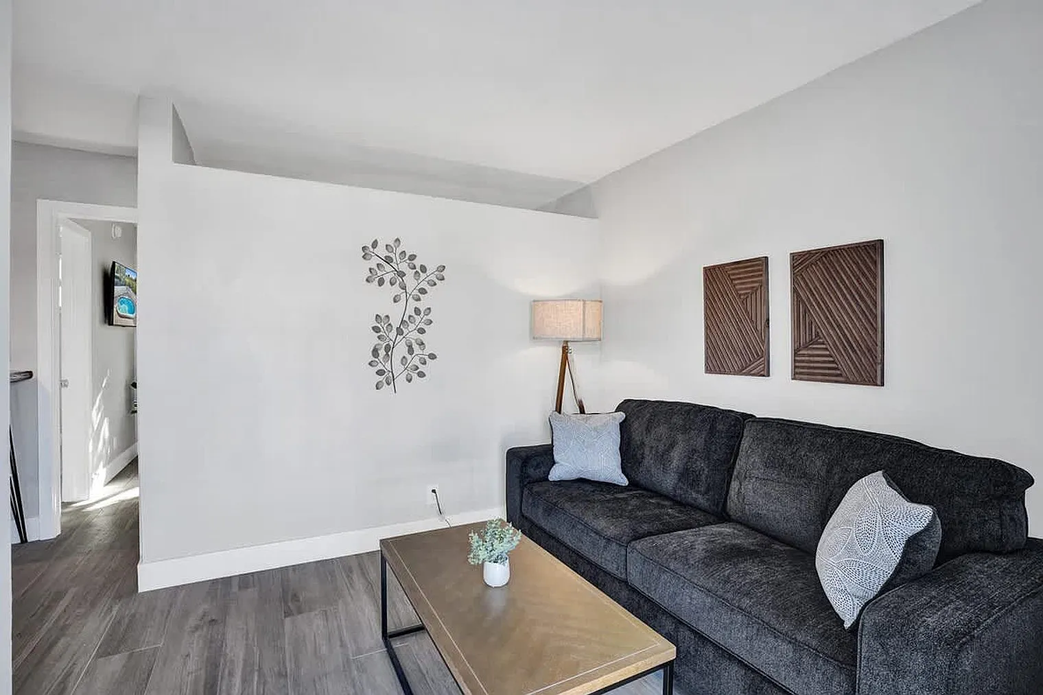 1 bed, 1.0 bath, 613 sqft, $1,732 — Photo 2