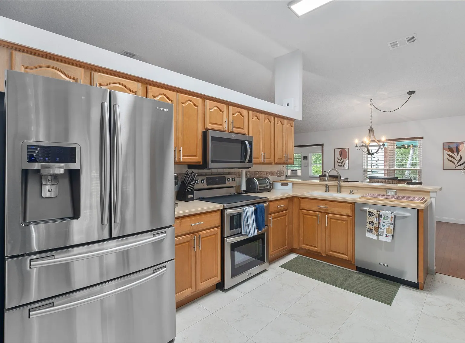 3 bed, 1928 sqft, $2,600 — Photo 3