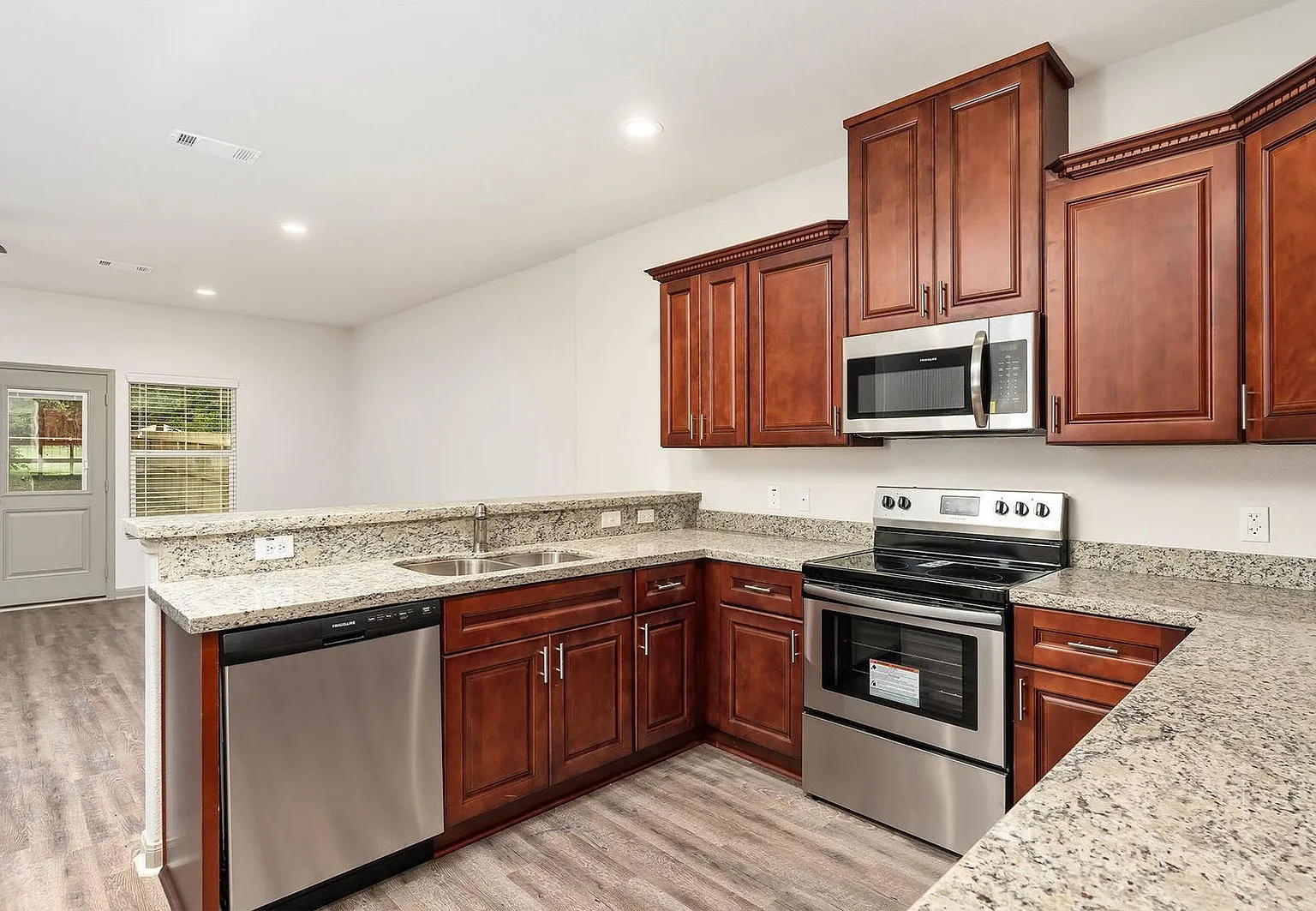 3 bed, 2.5 bath, 1509 sqft, $1,450 — Photo 3