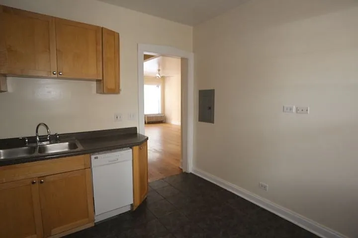 1258 W Montrose Ave #2 — Photo 4
