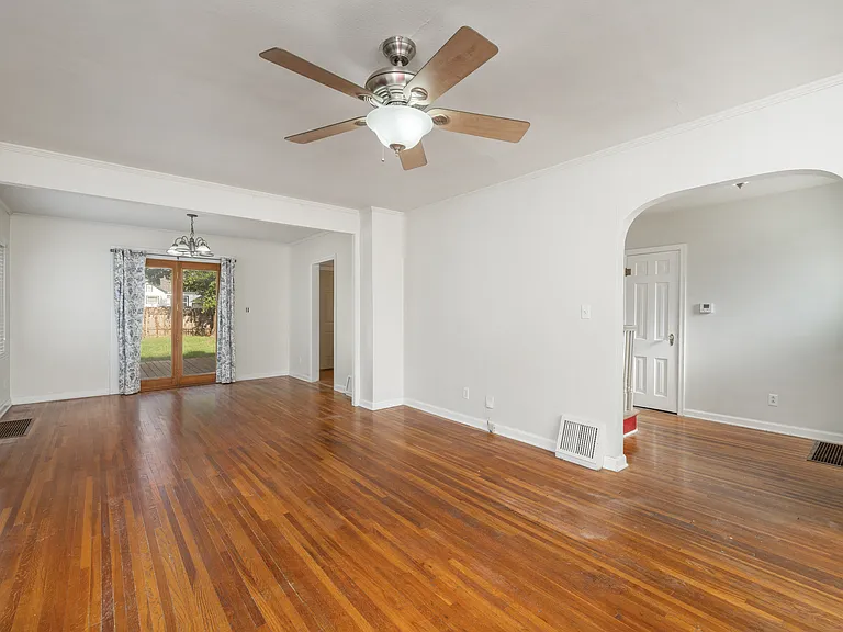 141 N Bleckley Dr — Photo 4