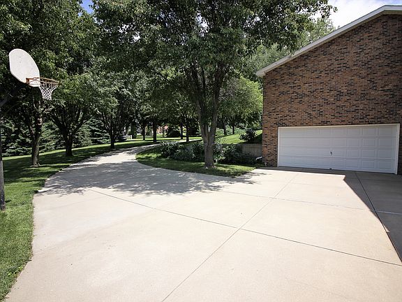 2nd image of 1015 E Hillcrest Dr