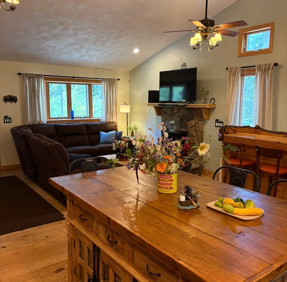 3 bed, 1.5 bath, 1420 sqft, $2,500 — Photo 3
