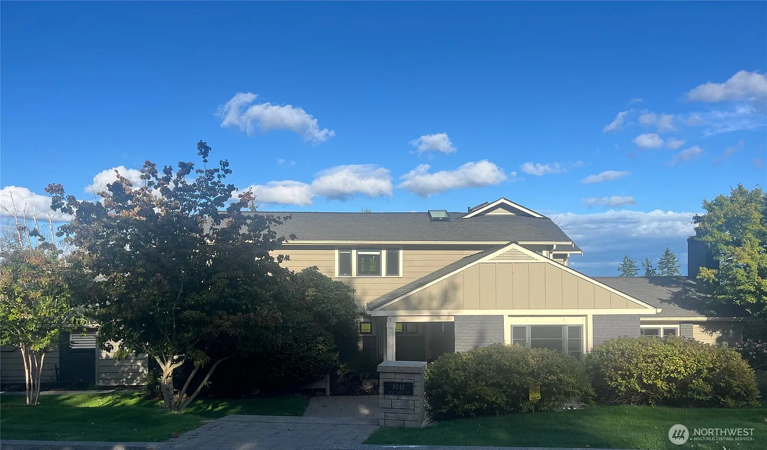 8048 Crest Drive NE photo 1