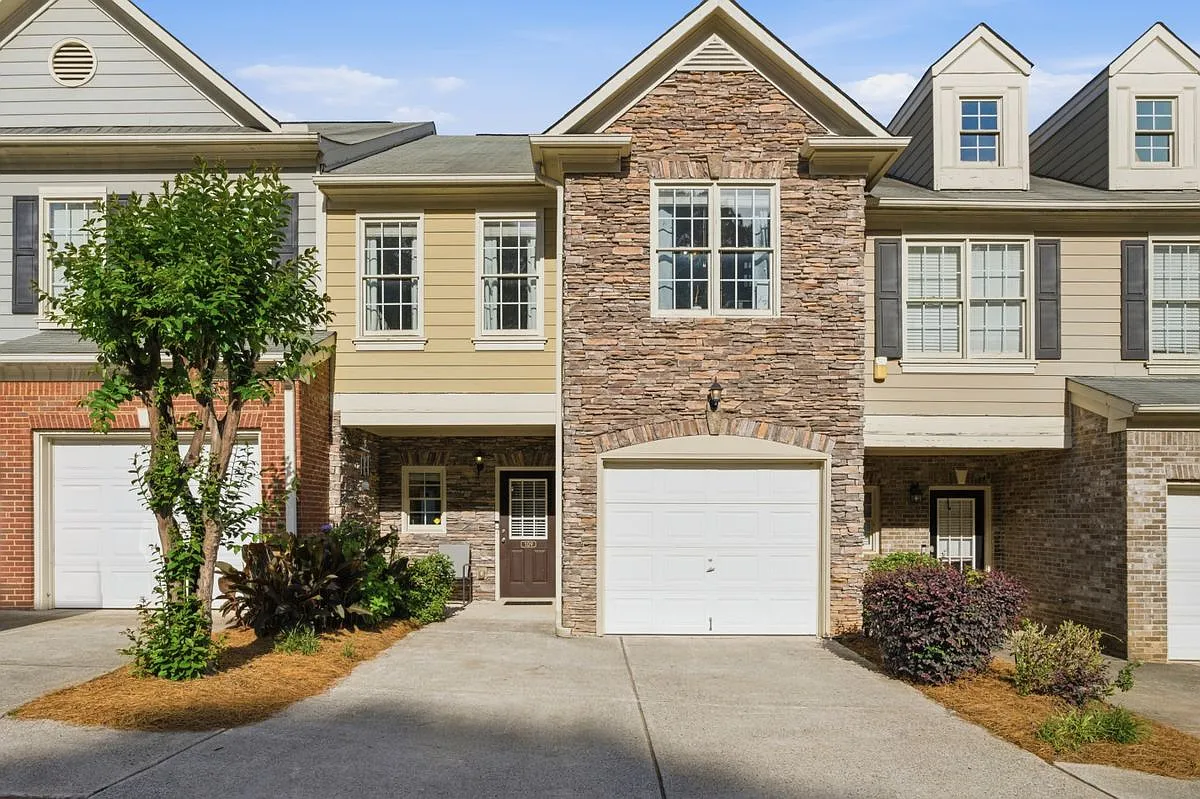 3 bed, 2.5 bath, 1692 sqft, $2,100 — Photo 1