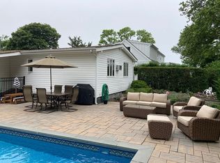 8 Hildreth Pl, Hampton Bays, NY 11946