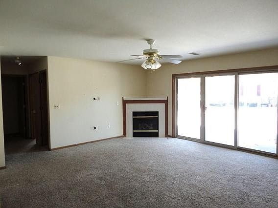 2nd image of 976 Roseland Dr APT 3