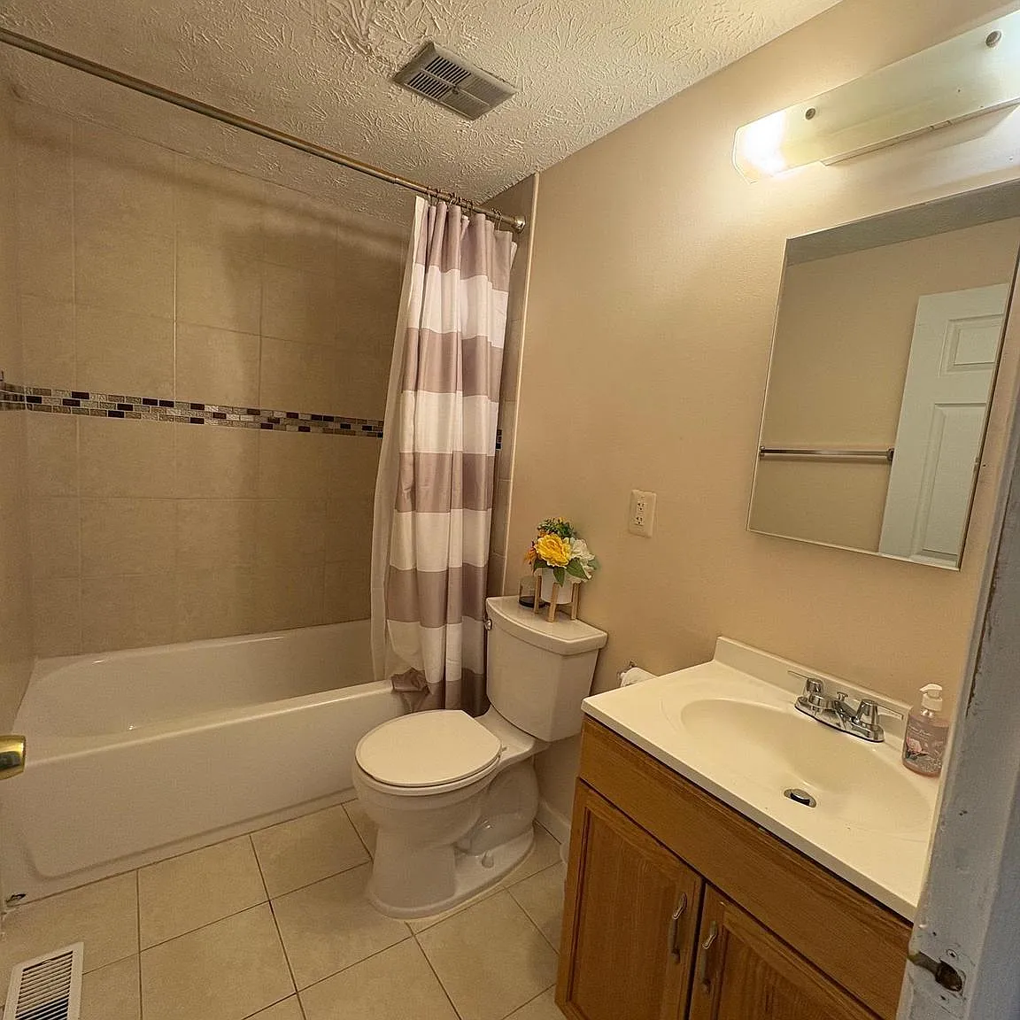 3 bed, 2.5 bath, 1060 sqft, $2,700 — Photo 4