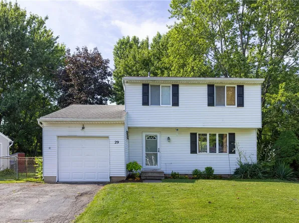 29 Huntington Pkwy, Hamlin, NY 14464