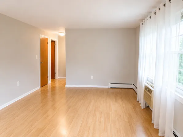 15 Grandview Dr #1, Farmington, CT 06032