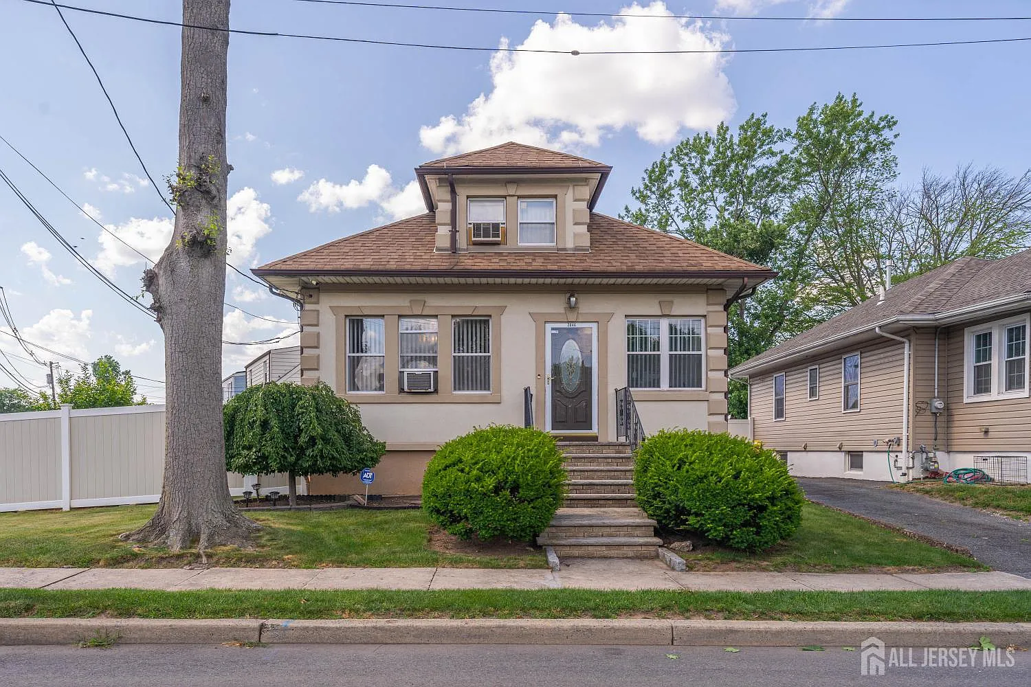 2046 Barnett St photo 1