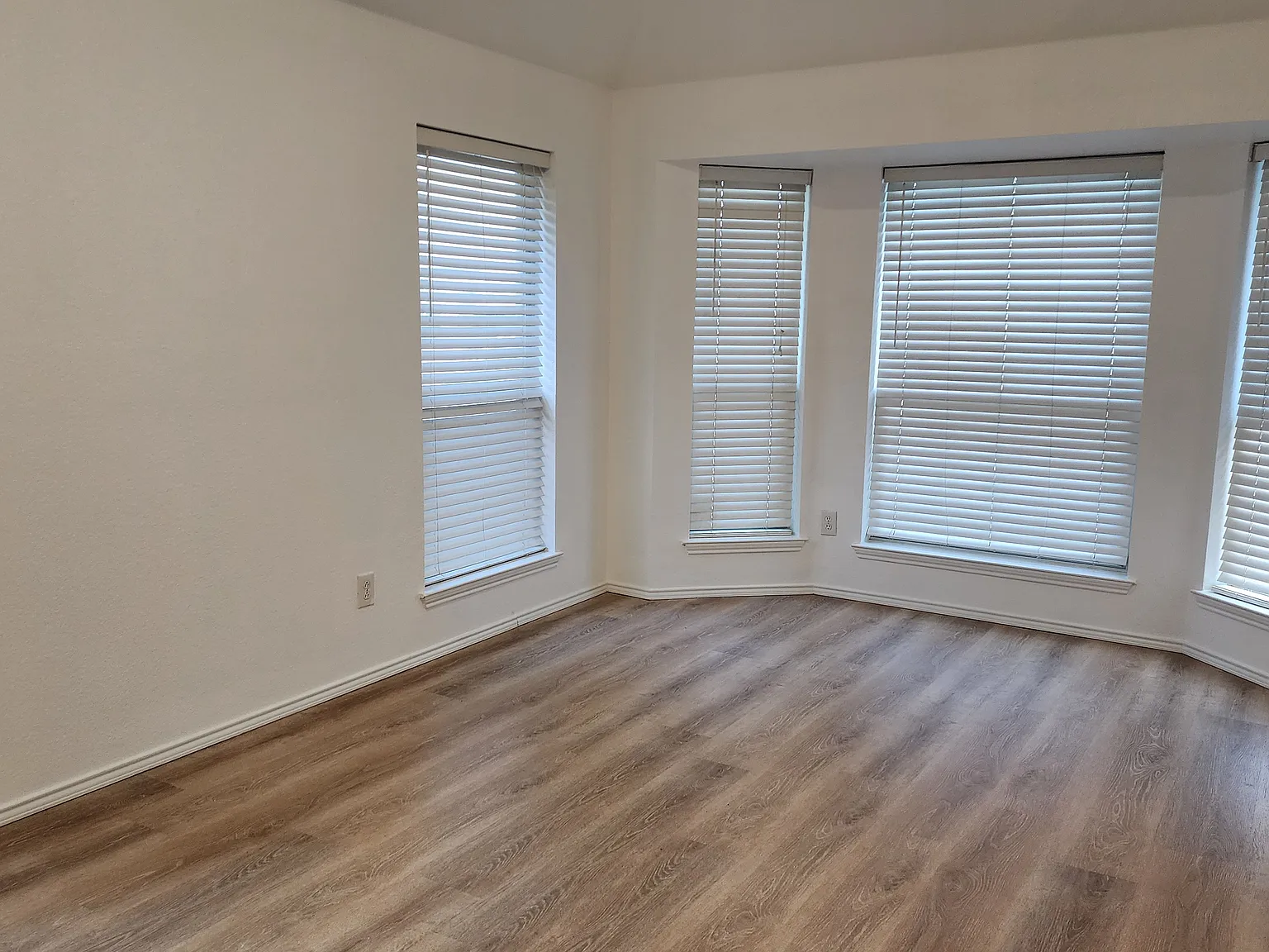 3 bed, 1948 sqft, $2,300 — Photo 4