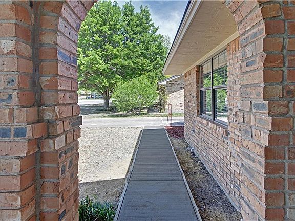 3rd image of 806 W Oak St