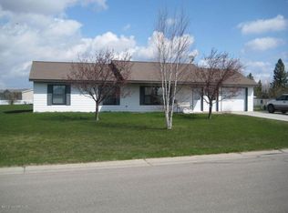 207 Garfield St SW, Warroad, MN 56763