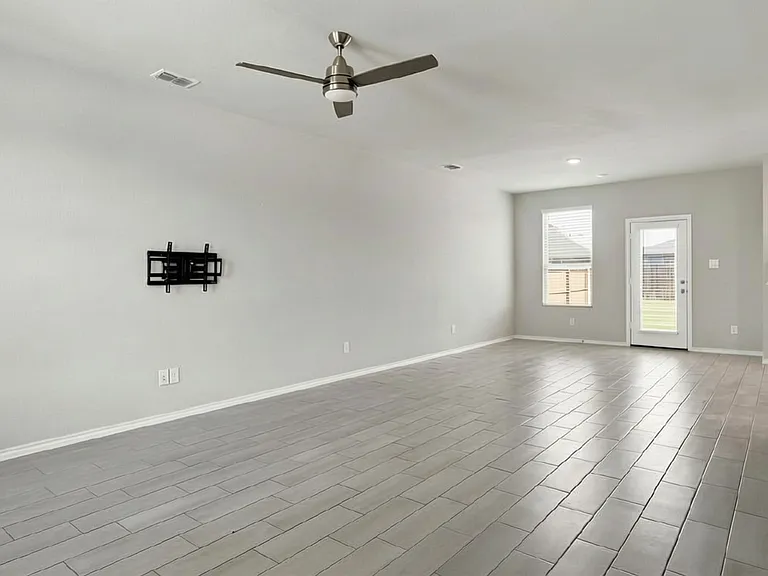944 Ravenwood Ln — Photo 8