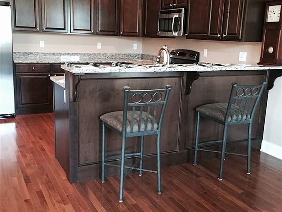4th image of 16 Lakepointe Way