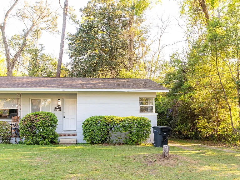 1343 Charlotte St — Photo 1