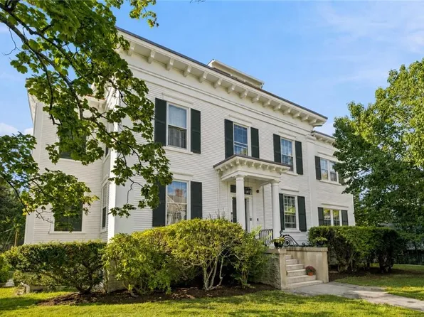 12 Mount Vernon St APT 4, Newport, RI 02840