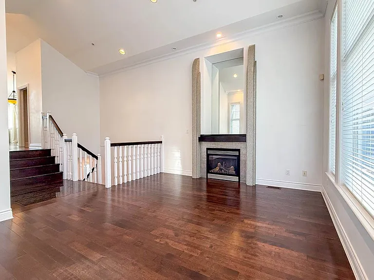 2307 Marine Dr — Photo 7