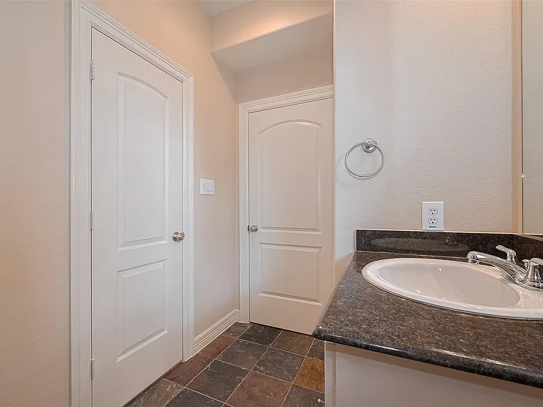 1419 Thompson St — Photo 28