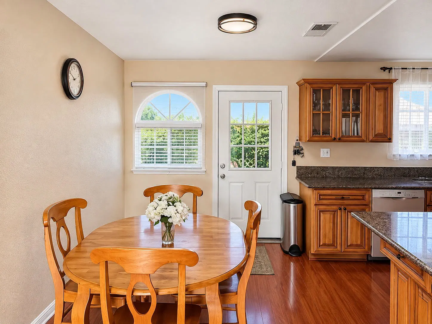 2 bed, 884 sqft, $2,350 — Photo 3
