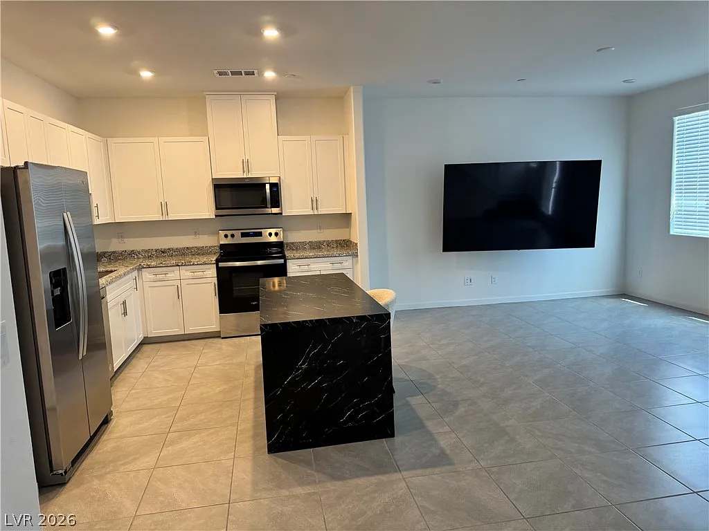 4 bed, 3.5 bath, 2003 sqft, $2,950 — Photo 3