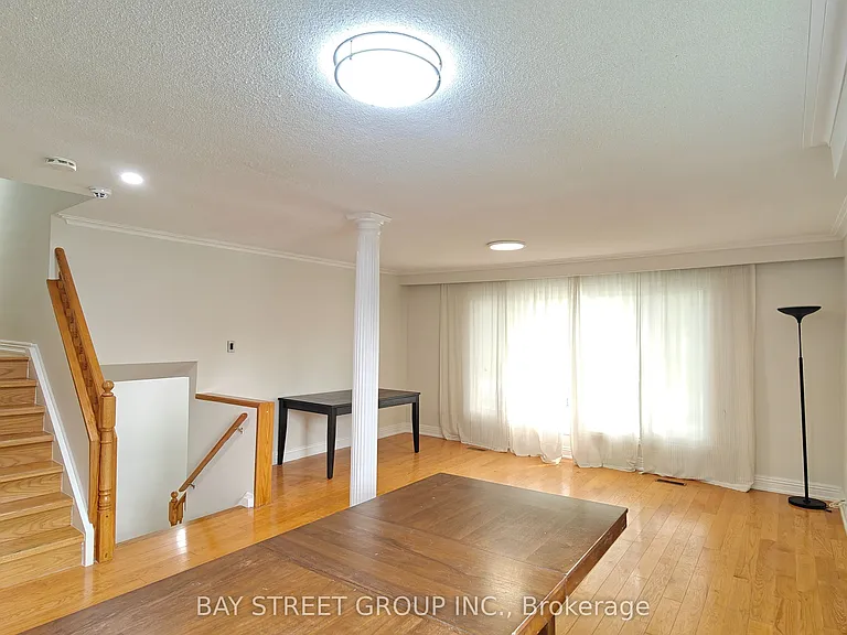 9 Mosedale Cres #UPPER — Photo 2