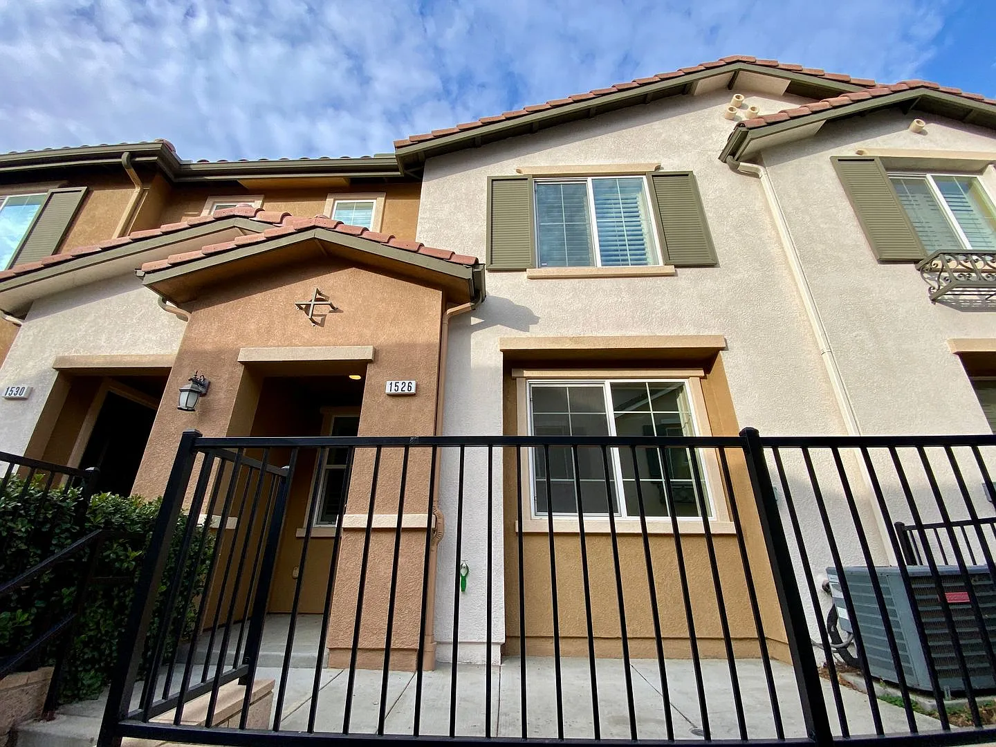 Beautiful 3-Bed, 2.5-Bath Townhouse with 2-Car Garage in North Upland — Photo 2