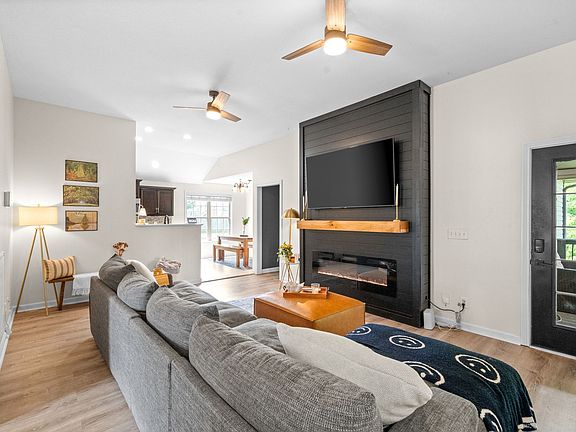 4th image of 987 Guinevere Ct