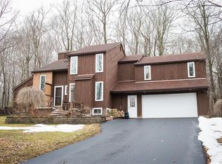 101 Knob Hill Rd, Orchard Park, NY 14127