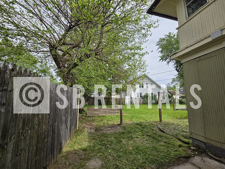 633 E Indiana Ave — Photo 11
