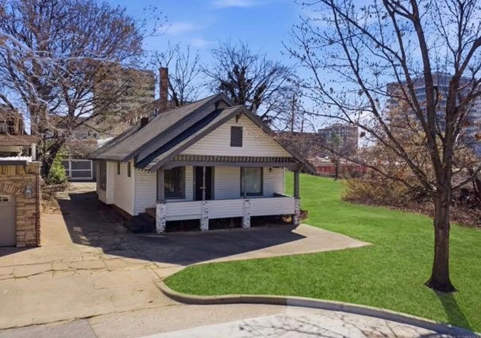 Charming 4 Bed Riverview Bungalow, Steps from Downtown Tulsa — Photo 1