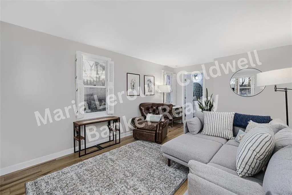 3 bed, 1.5 bath, 1152 sqft, $3,200 — Photo 2