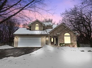 506 Foxfire Dr, Howell, MI 48843