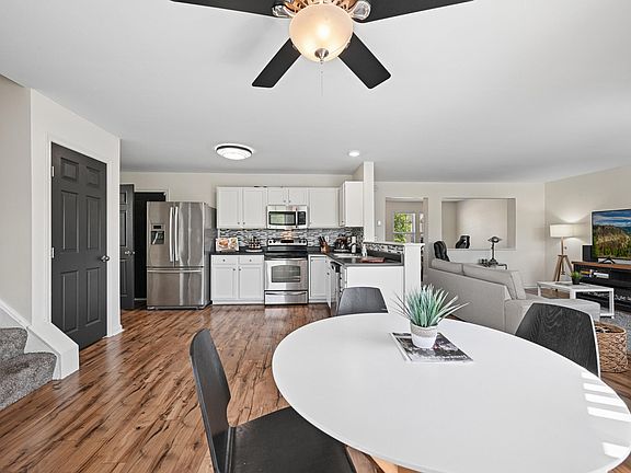 3rd image of 10133 Meadow Glen Dr
