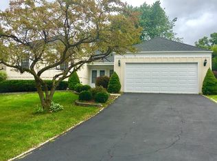 1535 Creekside Dr, Wheaton, IL 60189