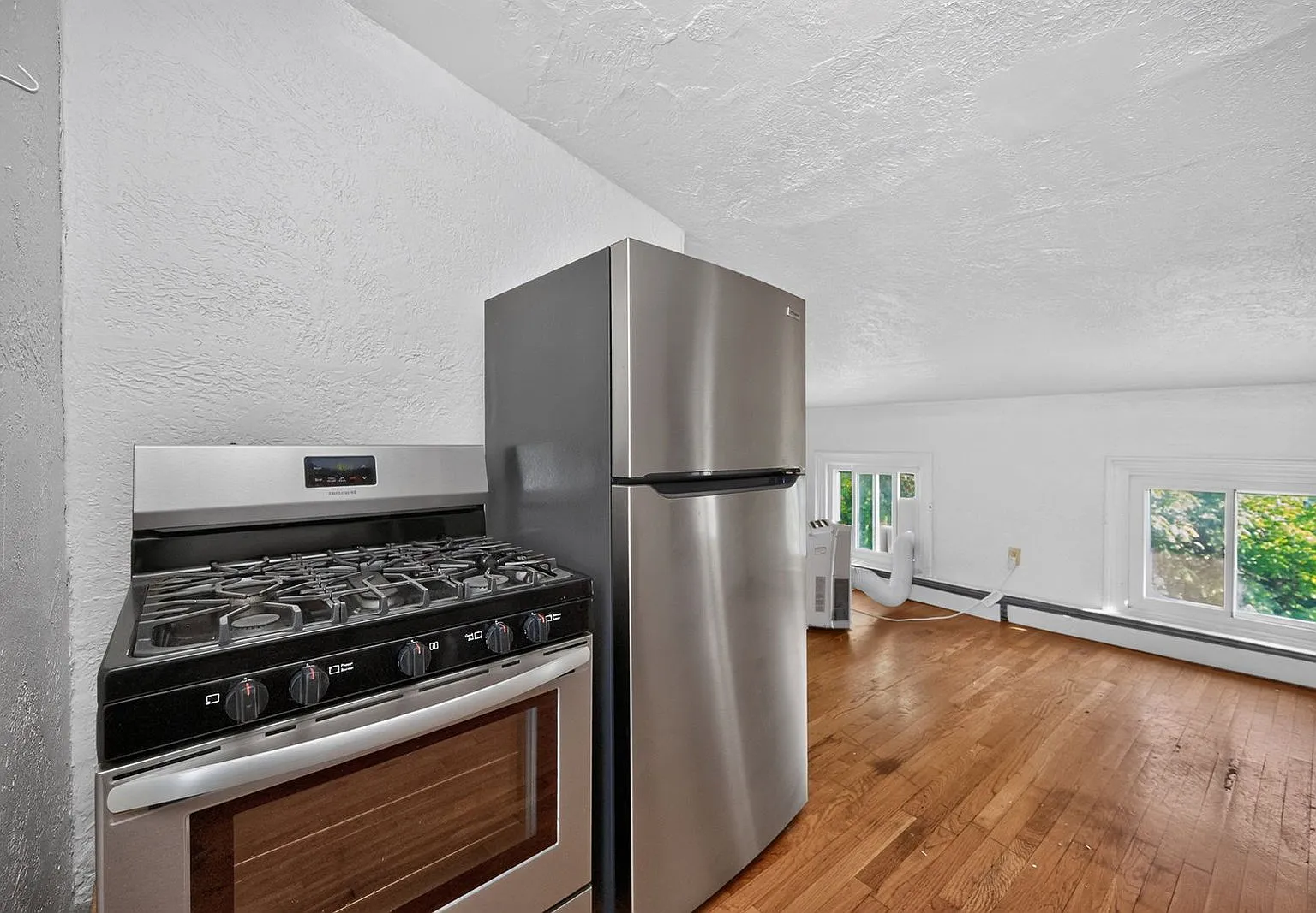 2 bed, 1.0 bath, 600 sqft, $1,299 — Photo 3
