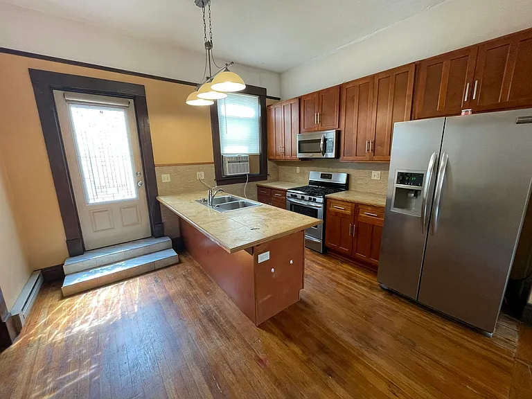 109 1/2 E 6th St #16 — Photo 6