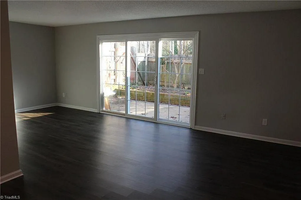 121 Charlestowne Cir — Photo 3