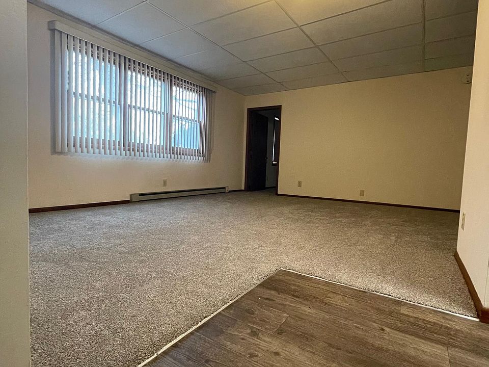 300 sq ft Living Room - Large, open area - looking from the main entry and kitchen area. Large windows allow for natural light on West side of unit.